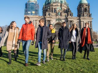 Students walking in front of the Berliner Dom