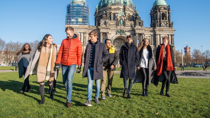 Students walking in front of the Berliner Dom