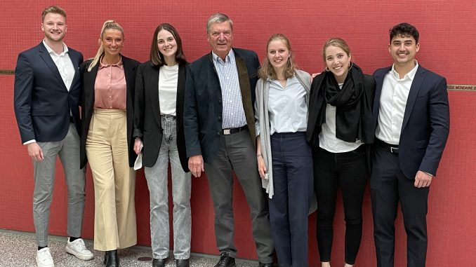 6 students with Dr. Pfeiffer People in group photo